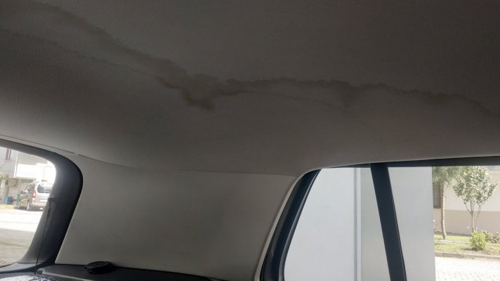 Arabamın Tavan Döşemesindeki Su Lekesi: Nedenleri ve Çözüm Önerileri